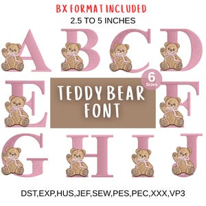 Puede incluir: Fuente de letras rosa con ositos de peluche, de la A a la J, cada una adornada con un pequeño osito. El tamaño de la fuente varía de 6,35 a 12,7 cm. El texto "TEDDY BEAR FONT" se muestra en el centro.
