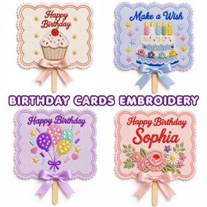 Puede incluir: Cuatro tarjetas de cumpleaños bordadas cuadradas con bordes festoneados, cada una unida a un palo de madera con un lazo de satén. Los diseños incluyen un cupcake, un pastel con velas, globos coloridos y un arreglo floral con el nombre Sophia.
