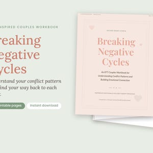 以下が含まれることがあります： Breaking Negative CyclesというタイトルのEFTに着想を得たカップル向けワークブック。表紙は薄いピンク色で、濃いピンクの文字と小さなハートのアイコンが描かれています。このワークブックには、対立パターンを理解し絆を深めるための61ページの印刷可能なコンテンツが含まれています。