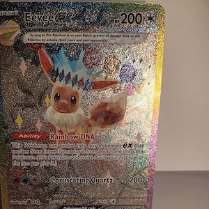 English Eevee ex - 167/131 - SV: Prismatic Evolutions - Textured - Perfect Gift for any Poke fan-NOT real just for show - Proxy NOT replica