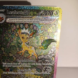 English Leafeon ex - 144/131 - SV Prismatic Evolutions - Textured - Perfect Gift for any Poke fan-NOT real just for show - Proxy NOT replica