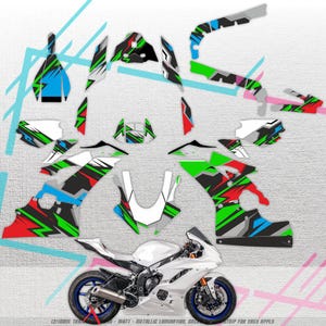 Könnte beinhalten: Ein weißes Sportmotorrad mit blauen Rädern und einem silbernen Auspuff. Das Bild zeigt eine Reihe von mehrfarbigen Aufklebern in Rot, Grün, Schwarz und Blau, die zur Anbringung an dem Motorrad bestimmt sind. Die Aufkleber sind in verschiedenen Formen und Größen.