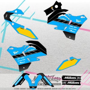 Può includere: Un insieme di adesivi per moto di varie forme. Gli adesivi presentano una combinazione di colori blu, nero e giallo. Il testo include "Yamaha", "Lone Rider", "T-Tech" e "riders". Progettati per una facile applicazione.