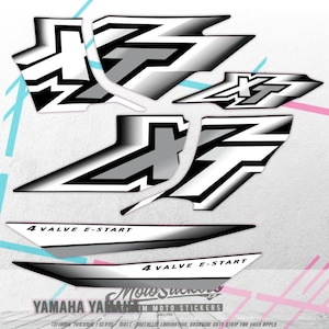 Puede incluir: Juego de calcomanías para motocicleta en blanco, gris y negro, con el texto "XT" y "4 VALVE E-START". Diseñadas para una motocicleta Yamaha, las calcomanías incluyen el nombre y el logotipo de la marca. La imagen también incluye el texto "Motosuckers".