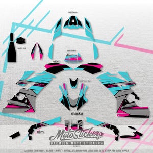 Puede incluir: Un kit gráfico de moto con un esquema de color azul, rosa, negro y gris. El kit incluye calcomanías para el tanque, los guardabarros delantero y trasero, y otras partes de la moto. El kit está diseñado para una fácil aplicación con una tira de corte posterior. Espesor de 12/18 mil, vidrio, mate, laminación metálica.