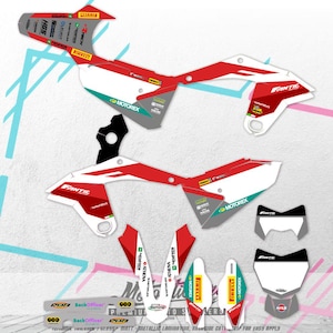 Könnte beinhalten: Ein Satz Motorradaufkleber in Rot, Weiß und Türkis. Die Aufkleber zeigen den Markennamen "Fantic" und Logos für "Motorex", "Athena" und "Pirelli". Das Set enthält Aufkleber für die Vorder- und Seitenteile sowie ein vorderes Nummernschild.