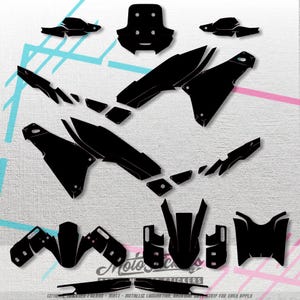Può includere: Adesivi grafici per moto in bianco e nero per una moto da cross. Gli adesivi sono progettati per coprire il parafango anteriore, i pannelli laterali e altre aree della moto. Gli adesivi sono realizzati in vinile di alta qualità e sono facili da applicare.