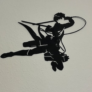 Könnte beinhalten: Schwarze Silhouette-Wandkunst, die eine Figur in dynamischer Pose zeigt, die ein Schwert und eine Peitsche schwingt. Das Kunstwerk ist an einer strukturierten weißen Wand befestigt und erzeugt einen auffälligen Kontrast. Die Figur befindet sich in voller Aktion und suggeriert Bewegung und Energie.