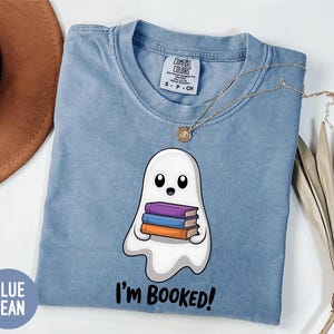 Comfort Colors® Bookish Ghost Shirt, süßes Halloween Lese T-Shirt, gruseliges Buch-Liebhaber Shirt, Ghost Kaffee Shirt, lustiges Herbst Lehrer T-Shirt