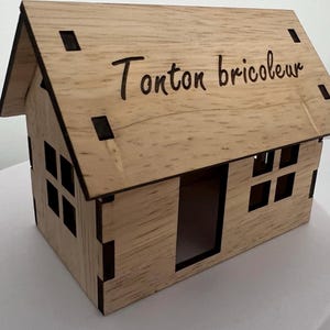 petite maison à assembler en hévéa pour les super tonton ou témoin bricoleur, pour le plaisir de construire et de découvrir un message.