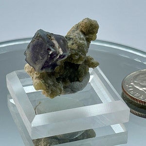4.7 Gramm Klarer Fluorit mit violettem Kern auf Matrix aus der Inneren Mongolei, China