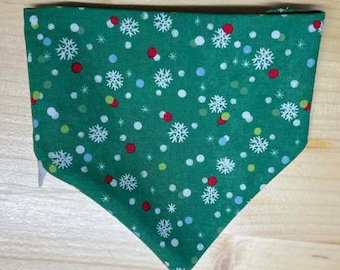 Pañuelo para perro Winter Wonderland / Elástico hecho a mano / Pañuelo para la cabeza con copos de nieve verdes / Navidad / Festivos / Navidad
