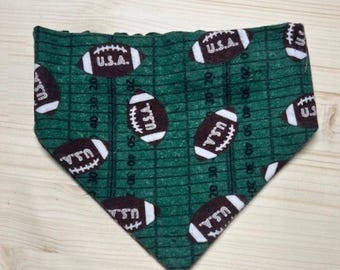 Bandana para perro para el día del juego / Ajuste elástico hecho a mano / Bandana de franela con estampado de fútbol para sobre la cabeza