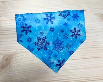 Pañuelo para perro Winter Wonderland / Elástico hecho a mano / Pañuelo para la cabeza con copos de nieve azules / Navidad / Festivos / Navidad