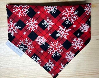 Pañuelo para perro Winter Wonderland / Elástico hecho a mano / Pañuelo para la cabeza con copos de nieve rojos / Navidad / Festivos / Navidad