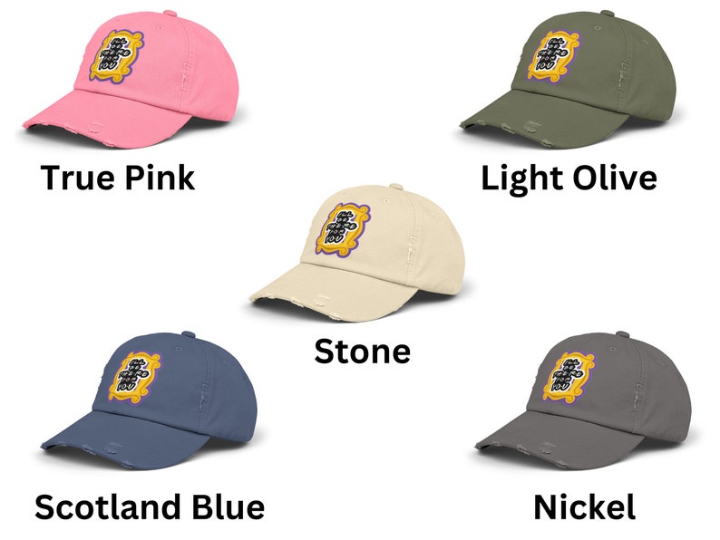 K&ouml;nnte beinhalten: F&uuml;nf Baseballkappen in verschiedenen Farben mit einem gestickten gelben und violetten Aufn&auml;her, auf dem in schwarzer Schrift "Ich bin f&uuml;r dich da" steht. Die Kappen sind in den Farben True Pink, Light Olive, Stone, Scotland Blue und Nickel erh&auml;ltlich.