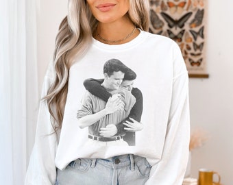 Vintage Chändler und Joey Hugging Crewneck Sweatshirt - Friends TV-Show, Garment-Dyed Sweatshirt (Unisex), Comfort Colors