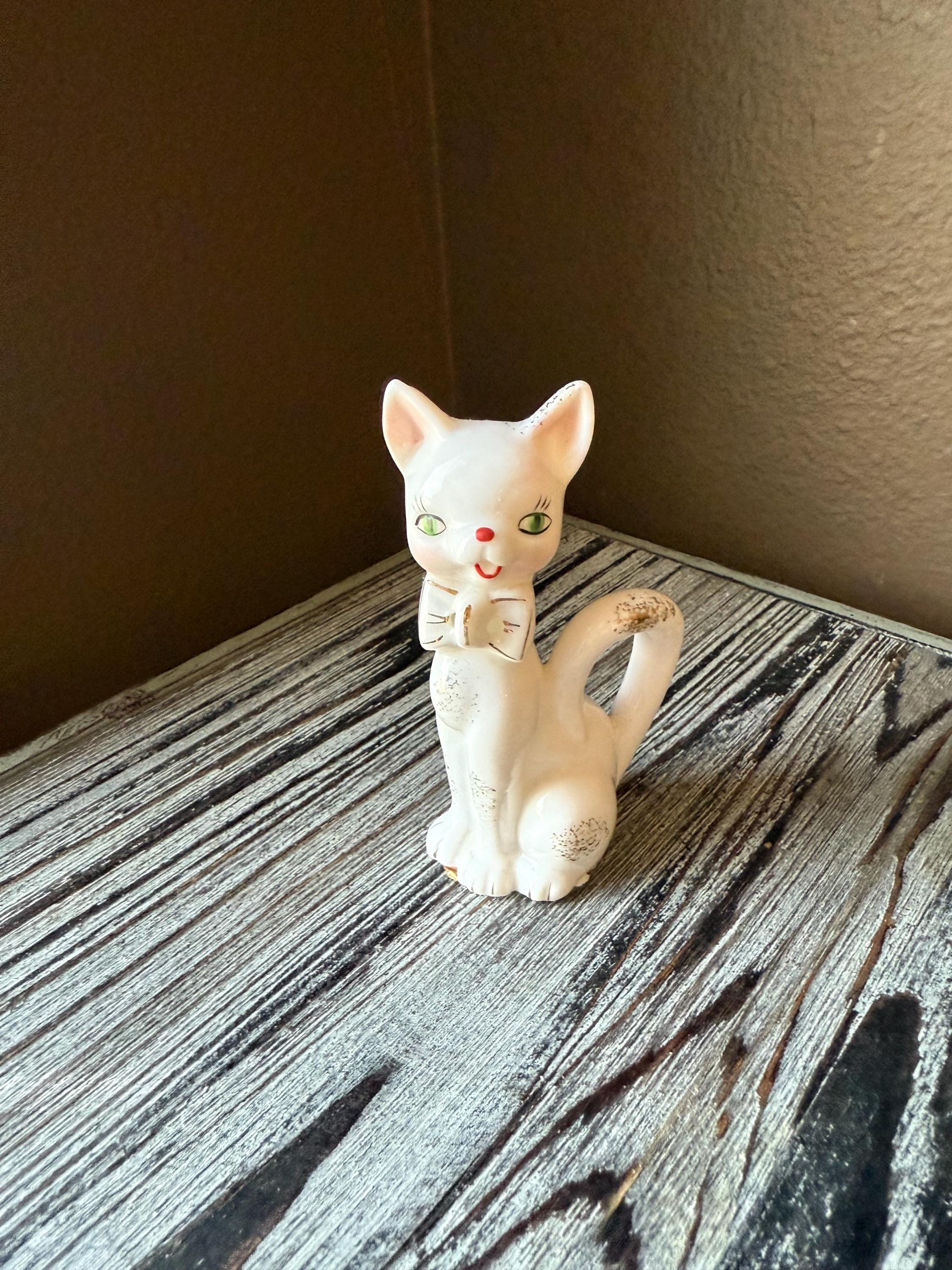 antique cat ୨୧ * 小さな 白いリボンの 猫ちゃん The cat