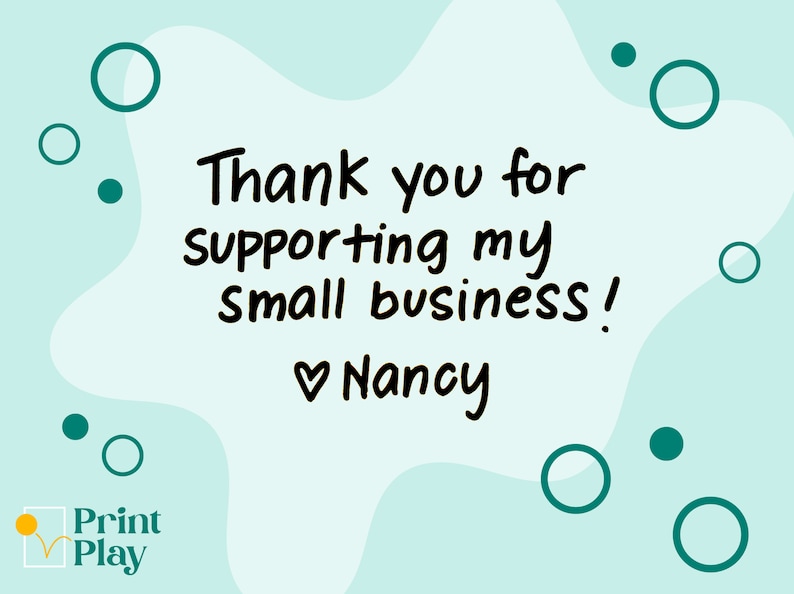 Pode incluir: Um cart&atilde;o de agradecimento azul claro com uma forma de nuvem branca e o texto "Obrigado por apoiar meu pequeno neg&oacute;cio! &hearts; Nancy". O cart&atilde;o &eacute; decorado com c&iacute;rculos e pontos turquesa.