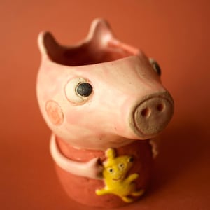 Taza hecha a mano inspirada en Peppa Pig, linda taza de cerámica con juguete, regalo de cerámica caprichoso
