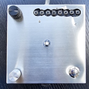 255-toners mikrotonal synth. Dubbla analoga fyrkantvågsoscillatorer.