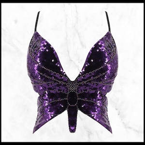 Può includere: Top corto viola a forma di farfalla con paillettes, scollo a V profondo e spalline regolabili.