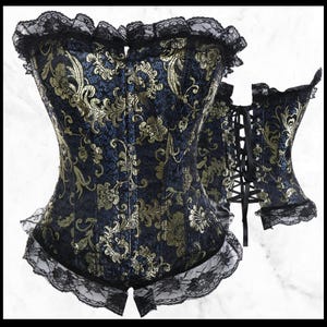Puede incluir: Un corsé de color negro con estampado floral dorado y ribete de encaje negro. El corsé tiene un cierre de busk en la parte delantera y se ata con cordones en la parte posterior.