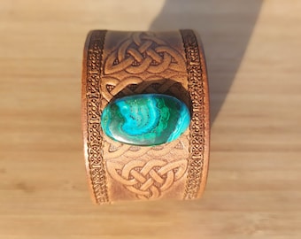 Bracelet in Irish leather and chrysocolla malachite stone from India marked with Celtic motifs