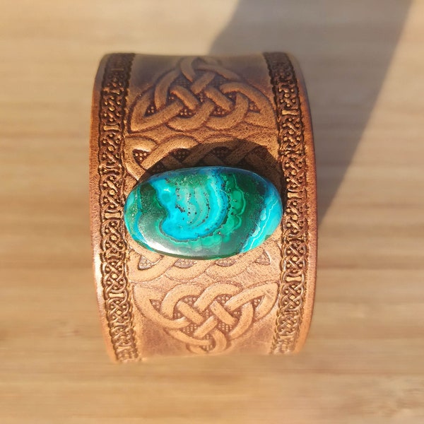 Bracelet en cuir d'Irlande et pierre chrysocolle malachite d'Inde marqué motifs celtics