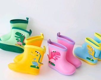 Bottes de pluie dinosaures avec caoutchouc léger, imperméable et antidérapant, dinosaure mignon de bande dessinée facile à enfiler pour tout-petits et enfants