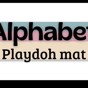 Puede incluir: Una alfombra de plastilina con la palabra "Alphabet" en negro sobre "Playdoh mat". El fondo tiene rayas horizontales en azul claro, rosa y beige. Una herramienta de aprendizaje.