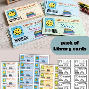 Puede incluir: Un paquete de tarjetas de biblioteca rectangulares con un icono de cara sonriente amarilla, una pila de libros coloridos, un código de barras y el texto Library Card Learning Public Library. Algunas tarjetas están en blanco, otras tienen los nombres Sam o Maya.