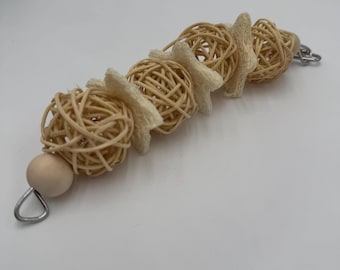 Juguete masticable colgante para conejos y otras mascotas pequeñas, con bolas de ratán y estrellas de lufa, juguete para conejos, juguete masticable para conejos, juguete de enriquecimiento para conejos