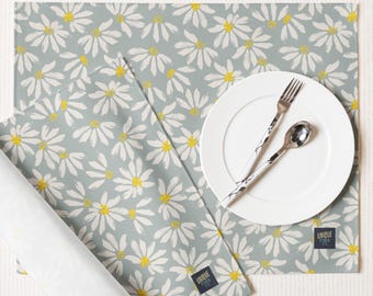 Daisy Placemat Set: Misty Gray Floral Table Decor