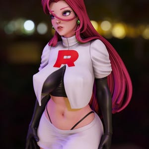 Puede incluir: Una figura de un personaje femenino con cabello largo rosado, vistiendo un atuendo blanco y negro con una "R" roja en el pecho. Lleva guantes negros y una falda negra.