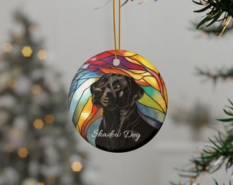 Personlig svart labrador julgransprydnad: Inspirerad av målat glas med keramikmotiv