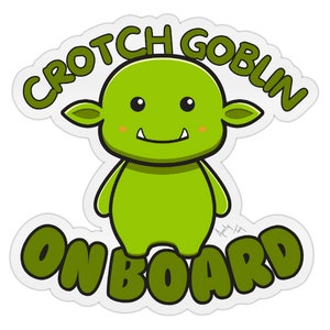 Op de afbeelding: Een groene cartoon goblin sticker met de tekst "Crotch Goblin On Board". De goblin heeft grote oren, een kleine glimlach en roze wangen. De sticker heeft een witte rand.