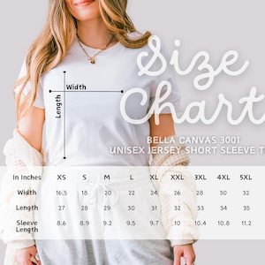 Pu&ograve; includere: T-shirt unisex a maniche corte Bella Canvas 3001 bianca con tabella taglie. La tabella mostra le misure in pollici per larghezza, lunghezza e lunghezza manica, dalla XS alla 5XL.