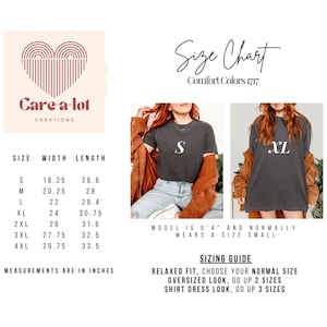Pu&ograve; includere: Tabella delle taglie per t-shirt Comfort Colors 1717, con misure in pollici. Le taglie vanno dalla S alla 4XL, con dimensioni di larghezza e lunghezza. L'immagine mostra anche una modella che indossa una maglietta taglia S e XL.