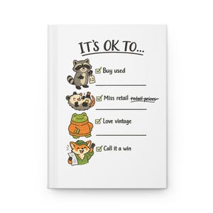 Pu&ograve; includere: Quaderno bianco con la scritta "IT'S OK TO..." e illustrazioni di animali dei cartoni animati. Il procione tiene in mano una banconota da $2, l'opossum &egrave; sulla schiena, la rana indossa un maglione e la volpe tiene in mano un foglio. Il quaderno elenca "Buy used", "Miss retail prices", "Love vintage" e "Call it a win".