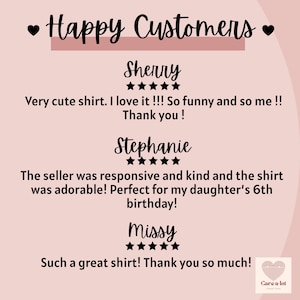 Pu&ograve; includere: Uno sfondo rosa chiaro con il testo "Happy Customers" in alto. Sotto, recensioni dei clienti per una maglietta, inclusi i nomi Sherry, Stephanie e Missy, con valutazioni a stelle e commenti positivi.