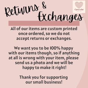 Pu&ograve; includere: Grafica rosa chiaro con le parole "Returns & Exchanges" in corsivo. Il testo spiega la politica di reso del negozio, affermando che gli articoli sono stampati su misura e non sono soggetti a resi o cambi. Il logo del negozio si trova in alto a destra.