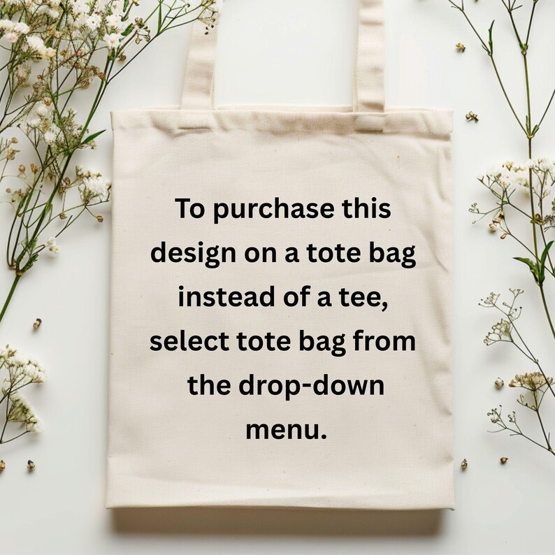 Pu&ograve; includere: Una borsa tote color crema con la scritta "Per acquistare questo design su una borsa tote invece di una maglietta, seleziona borsa tote dal menu a tendina". La borsa ha due manici ed &egrave; circondata da fiori bianchi.