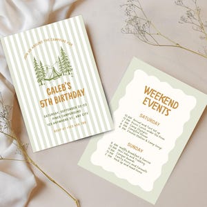 Puede incluir: Dos tarjetas de invitación para una fiesta de 5 cumpleaños. Una tarjeta tiene rayas verticales y el texto "Caleb's 5th Birthday" con un tema de campamento. La segunda tarjeta enumera los eventos del fin de semana.