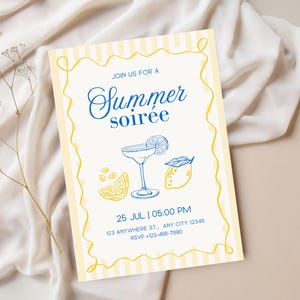 Könnte beinhalten: Eine cremefarbene Einladung mit gelb gestreiftem Rand und den Worten "Summer soiree" in blauer Schrift. Die Einladung enthält Illustrationen eines Cocktails, Zitronenscheiben und einer ganzen Zitrone. Datum und Uhrzeit sind ebenfalls angegeben.