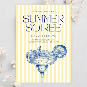Può includere: Invito a una soirée estiva con sfondo a righe gialle e bianche. L'invito presenta un'illustrazione blu di un margarita e il testo "SUMMER SOIREE" e i dettagli dell'evento.