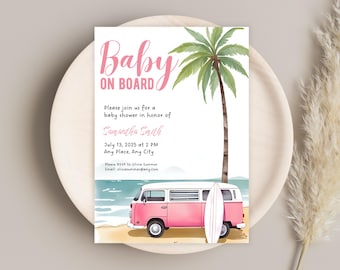 Puede incluir: Invitación a un baby shower con un diseño rosa y blanco. La invitación presenta el texto "Baby ON BOARD" en escritura rosa, una palmera y una furgoneta rosa con una tabla de surf en una playa. La invitación incluye la fecha, hora y lugar.