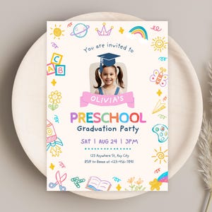 Carte d'invitation colorée pour la fête des diplômés de la maternelle, carte d'invitation modifiable pour la promotion de l'obtention du diplôme d'âge préscolaire, pré-scolaire, bricolage, classe de 2025