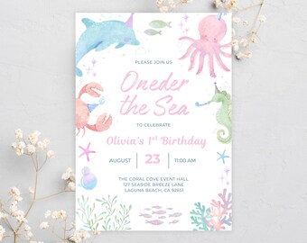 Op de afbeelding: Een aquarel uitnodiging met het thema "Oneder the Sea", met een dolfijn, een octopus, een zeepaardje en een krab. De uitnodiging kondigt Olivia's 1e verjaardag aan op 23 augustus om 11:00 uur in The Coral Cove Event Hall.