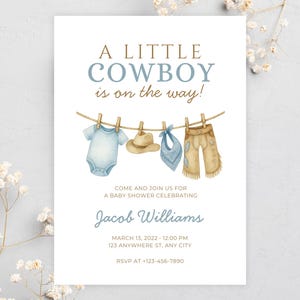 Modèle d'invitation pour baby shower Petit cow-boy est en route - aquarelle bleue modifiable de 2 pages avec code vestimentaire et informations sur la liste de cadeaux